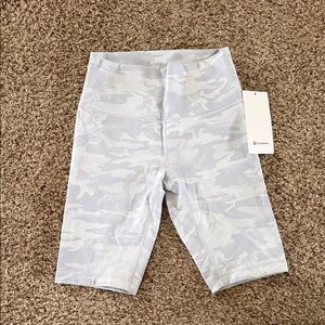 Lululemon Wunder Under HR Camo Bike Shorts in Light Gray 10”